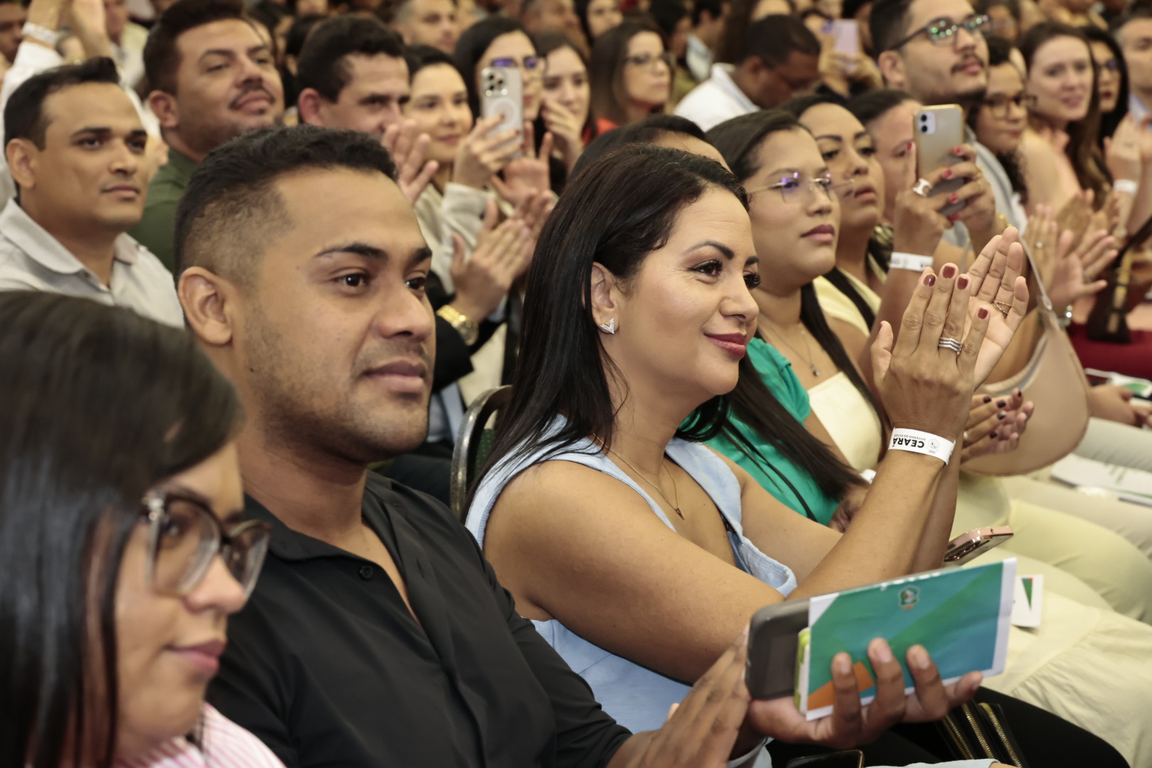 Governo do Ceará nomeia 1.300 profissionais aprovados em concurso da Saúde